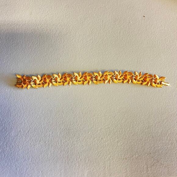 Vintage Avon Faux Pearl Gold Leaf Bracelet 1970s - Gold tone - Picture 4 of 4